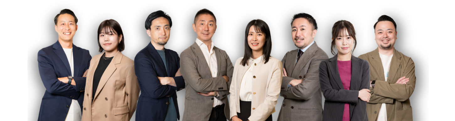 株式会社イズルのコンサルタント8名が笑顔で並んでいる集合写真
